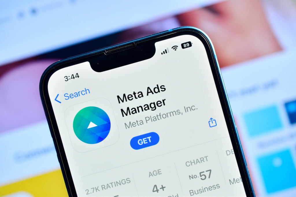 Imagem de um celular com o aplicativo Meta Ads Manager, onde é possível gerir anúncios de Meta Ads para Advogados.